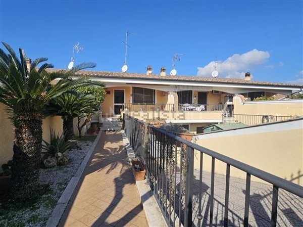 villa in vendita ad Ardea in zona Marina di Ardea