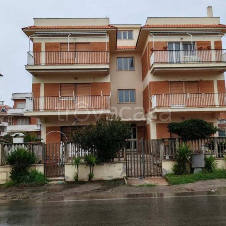 appartamento in vendita ad Ardea in zona Marina di Ardea