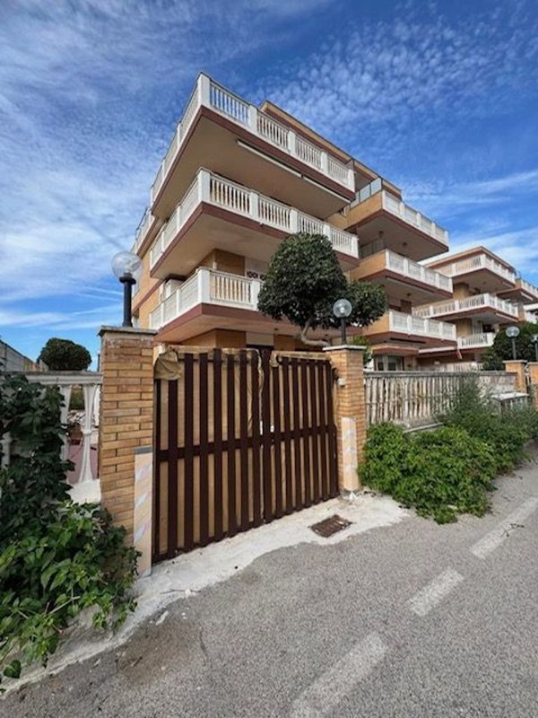 appartamento in vendita ad Ardea in zona Marina di Ardea