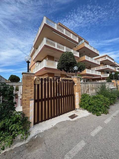 appartamento in vendita ad Ardea in zona Marina di Ardea