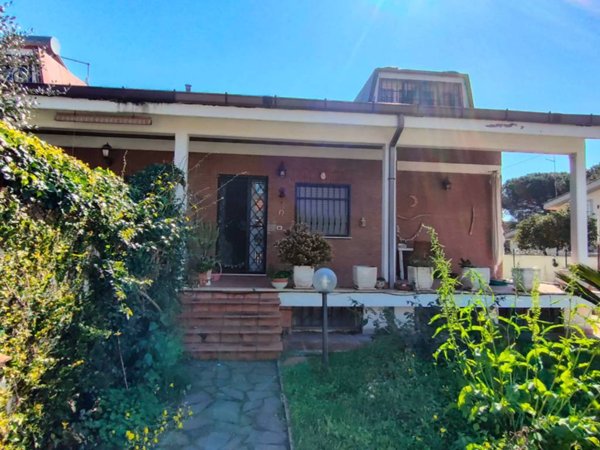 casa indipendente in vendita ad Ardea in zona Lido dei Pini