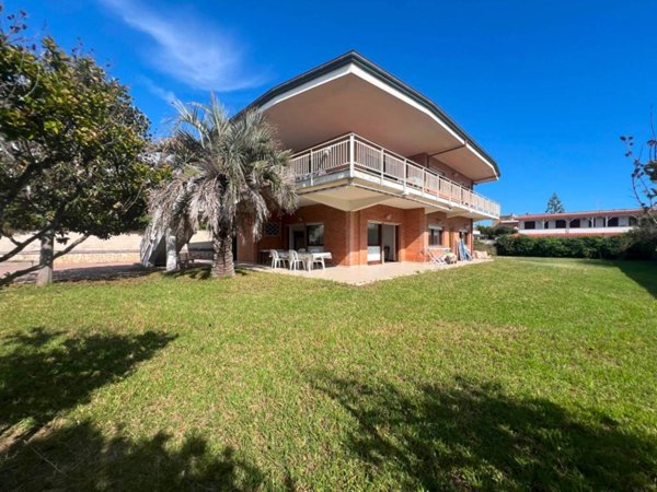 casa indipendente in vendita ad Ardea in zona Marina di Ardea