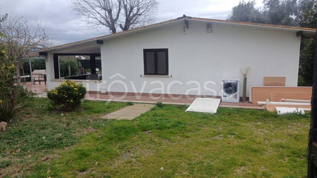 casa indipendente in vendita ad Ardea in zona Montagnano