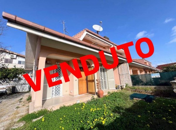 casa indipendente in vendita ad Ardea in zona Marina di Ardea
