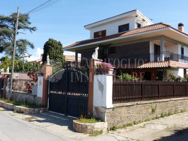 casa indipendente in vendita ad Ardea in zona Colle Romito