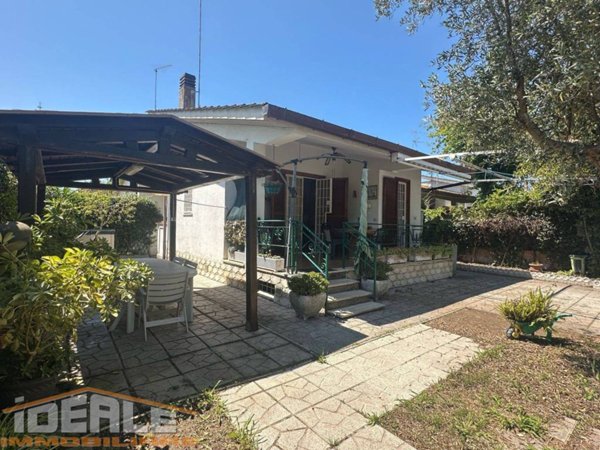 casa indipendente in vendita ad Ardea in zona Lido dei Pini