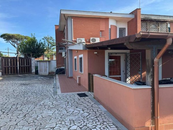 casa indipendente in vendita ad Ardea in zona Lido dei Pini