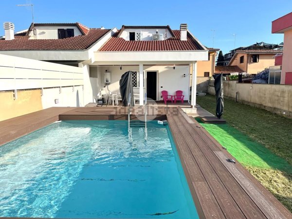 casa indipendente in vendita ad Ardea in zona Lido dei Pini