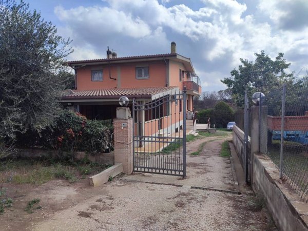 casa indipendente in vendita ad Ardea in zona Castagnetta