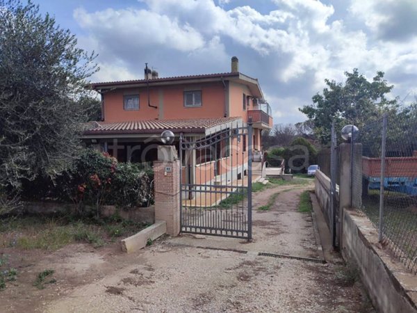 casa indipendente in vendita ad Ardea in zona Castagnetta