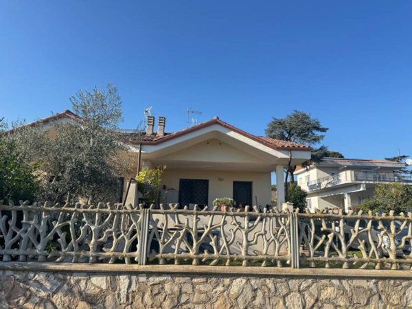 casa indipendente in vendita ad Ardea in zona Lido dei Pini