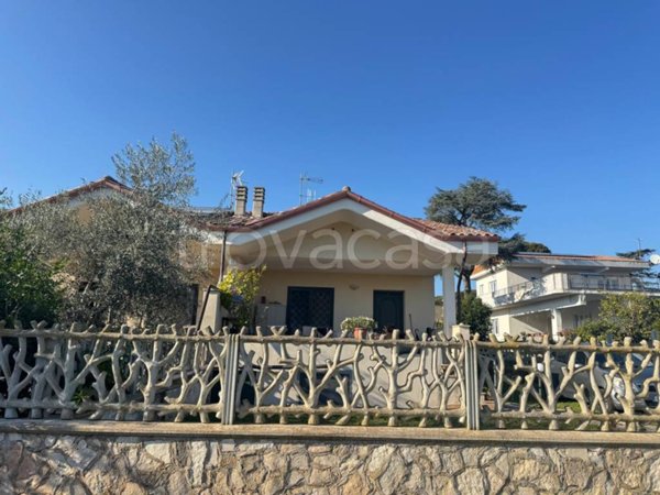 casa indipendente in vendita ad Ardea in zona Colle Romito