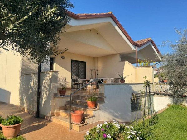 casa indipendente in vendita ad Ardea in zona Colle Romito