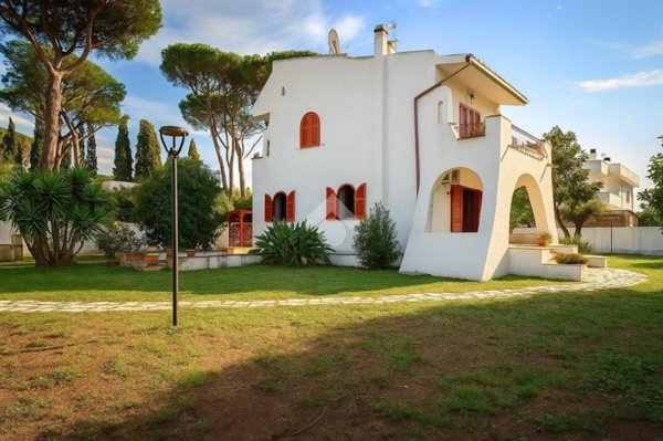 casa indipendente in vendita ad Ardea in zona Lido dei Pini