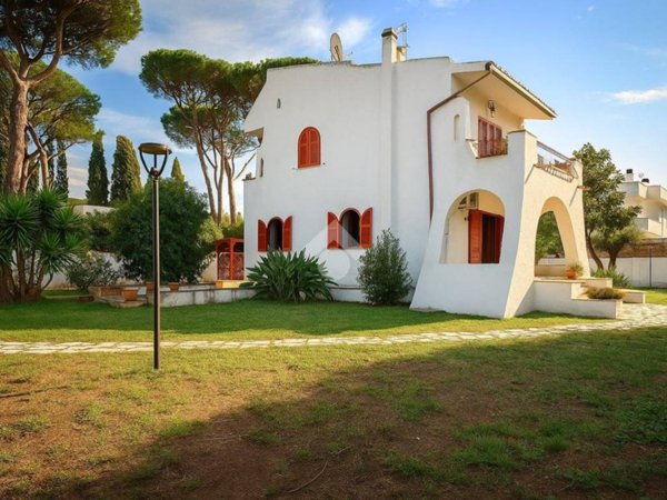 casa indipendente in vendita ad Ardea in zona Lido dei Pini