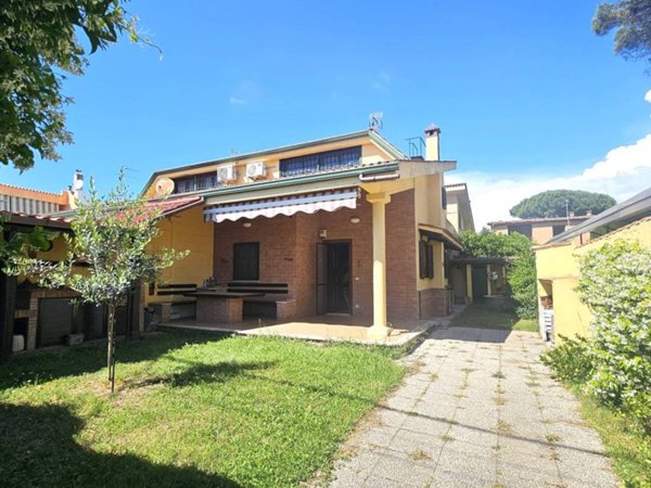 casa indipendente in vendita ad Ardea in zona Marina di Ardea