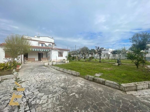 casa indipendente in vendita ad Ardea in zona Marina di Ardea