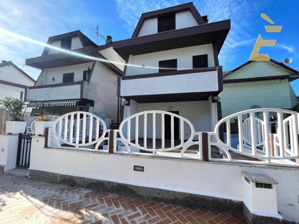 casa indipendente in vendita ad Ardea in zona Colle Romito