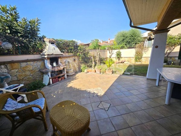 casa indipendente in vendita ad Ardea in zona Colle Romito