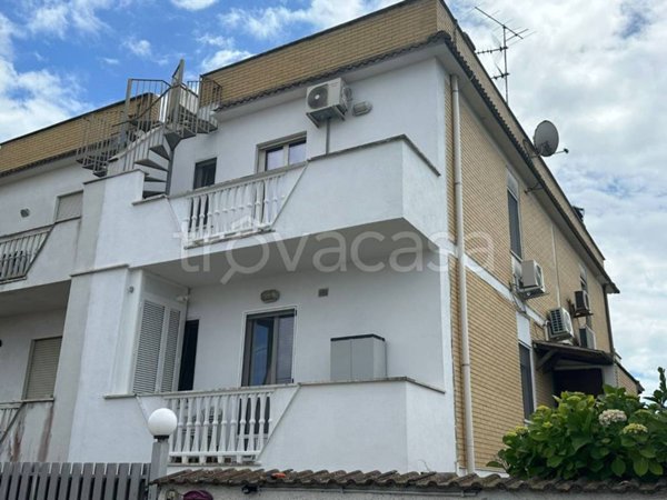 appartamento in vendita ad Ardea in zona Marina di Ardea