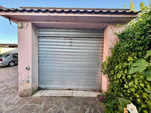 locale di sgombero in vendita ad Ardea in zona Nuova Florida
