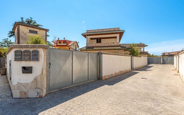 casa indipendente in vendita ad Ardea in zona Banditella