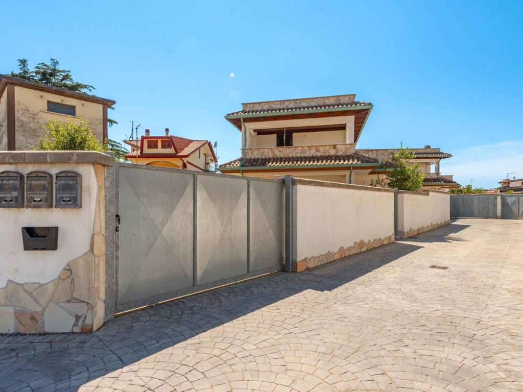 casa indipendente in vendita ad Ardea in zona Banditella