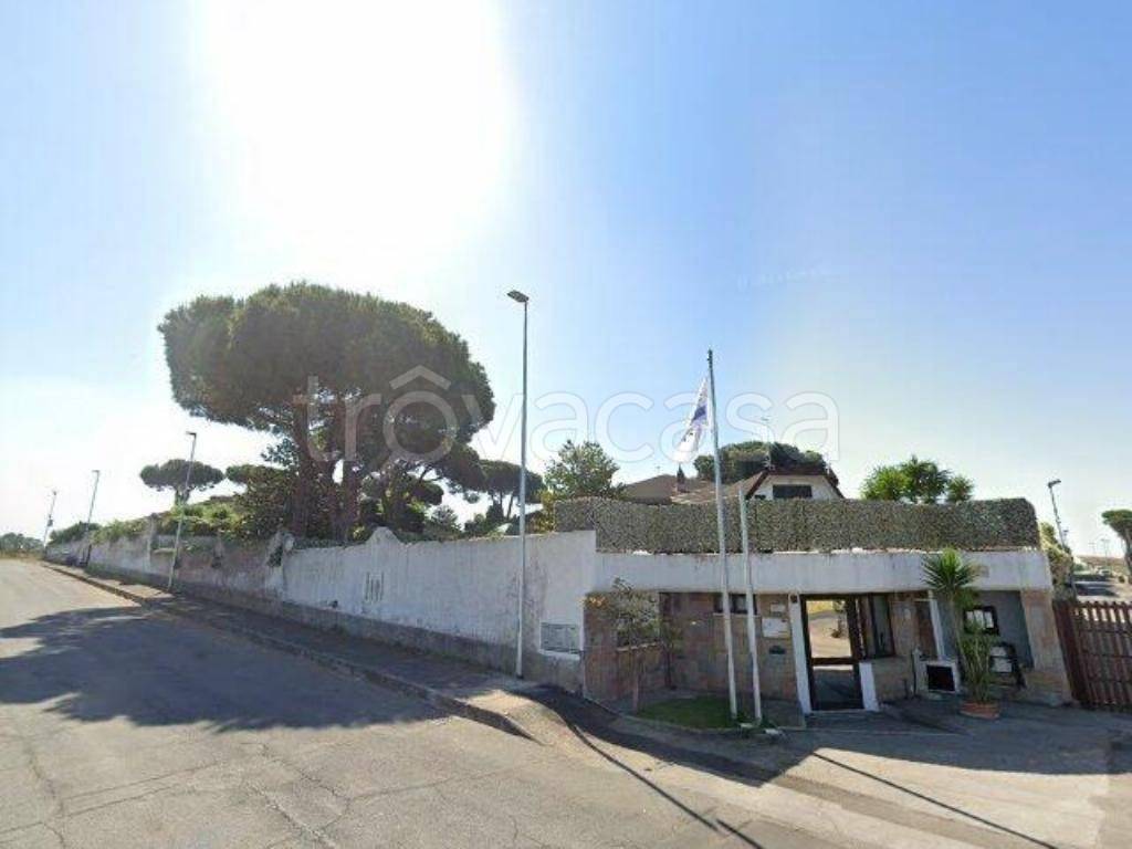 negozio in vendita ad Ardea in zona Nuova California