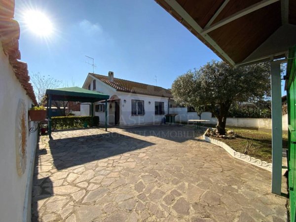 casa indipendente in vendita ad Ardea in zona Lido dei Pini