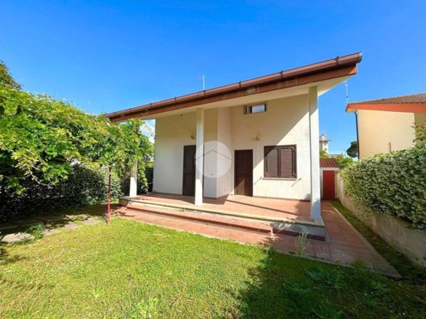 casa indipendente in vendita ad Ardea in zona Lido dei Pini