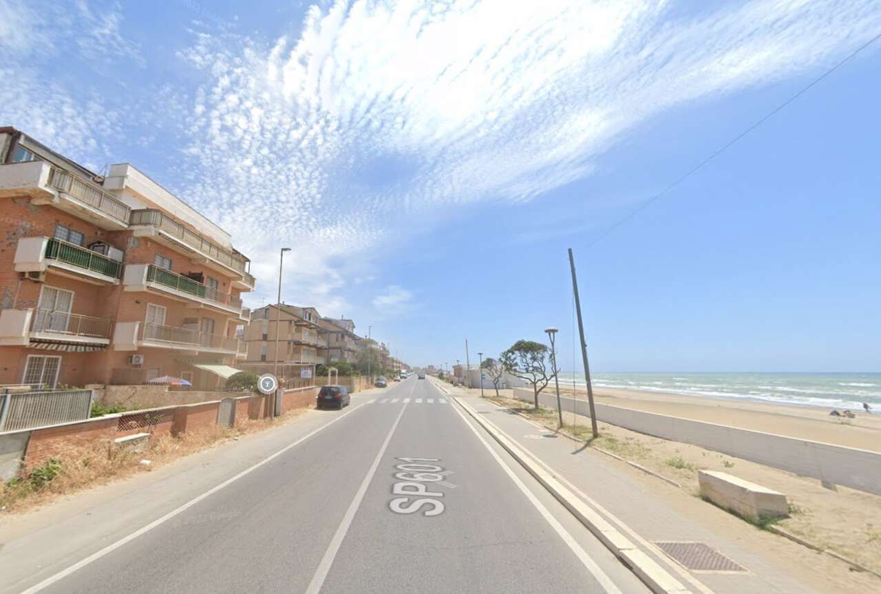 negozio in vendita ad Ardea in zona Nuova California