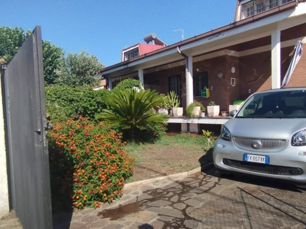casa indipendente in vendita ad Ardea in zona Lido dei Pini