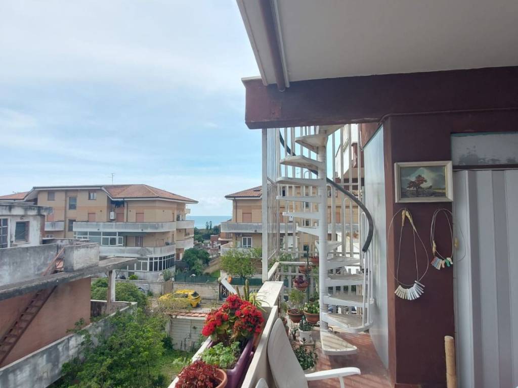 appartamento in vendita ad Ardea in zona Marina di Ardea