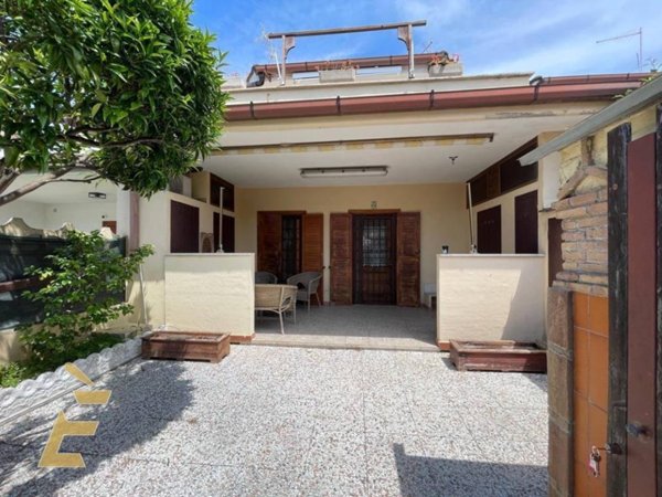 casa indipendente in vendita ad Ardea in zona Colle Romito