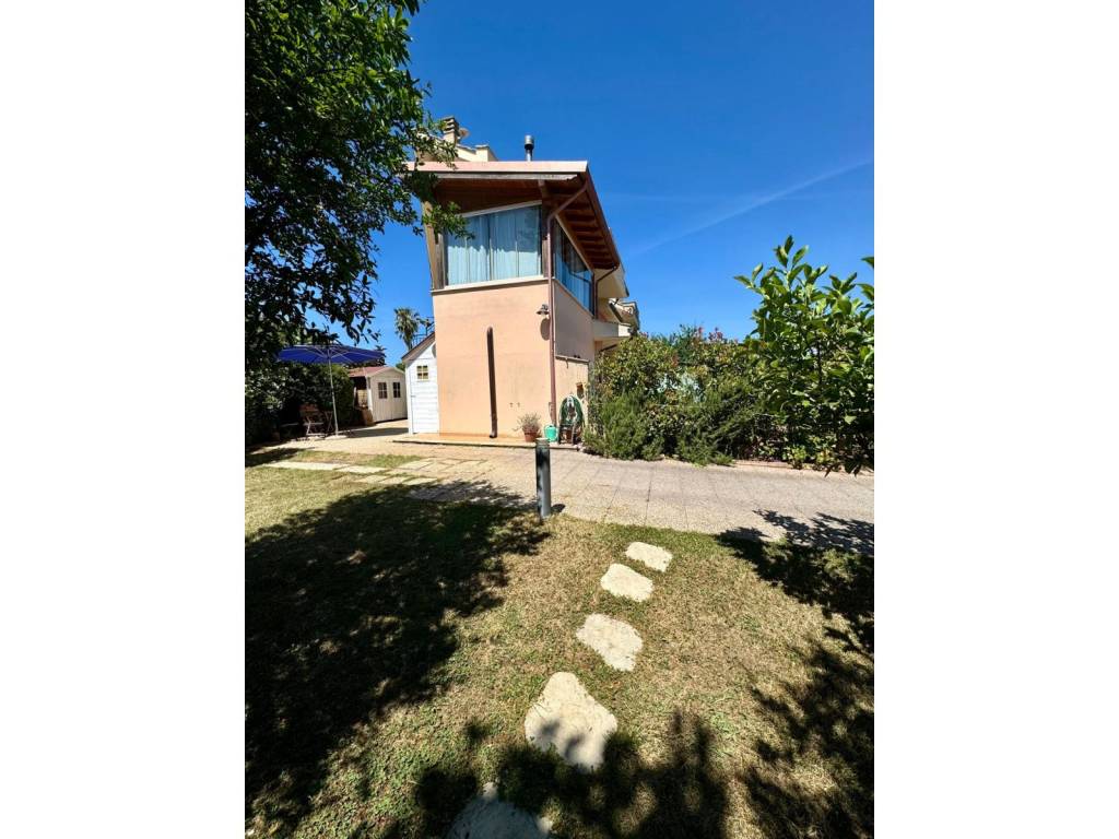 casa indipendente in vendita ad Ardea in zona Nuova California