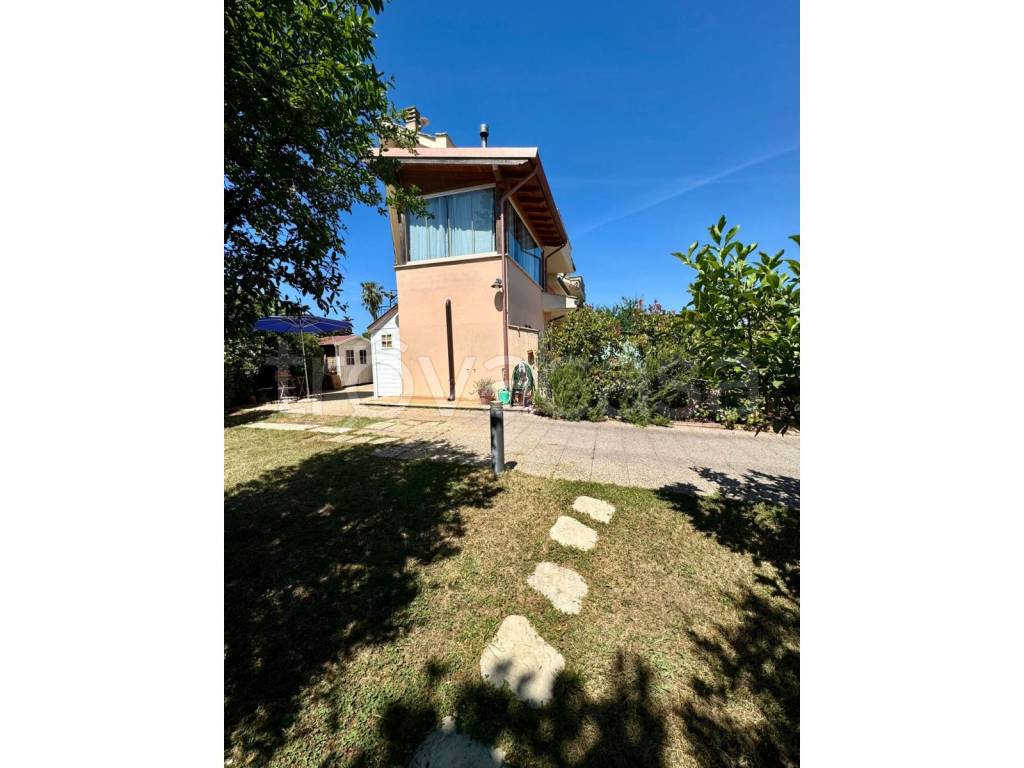 casa indipendente in vendita ad Ardea in zona Nuova California