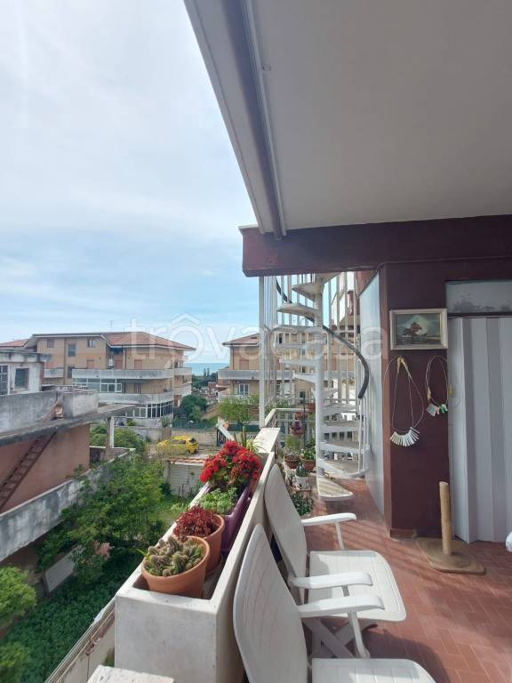 appartamento in vendita ad Ardea in zona Marina di Ardea