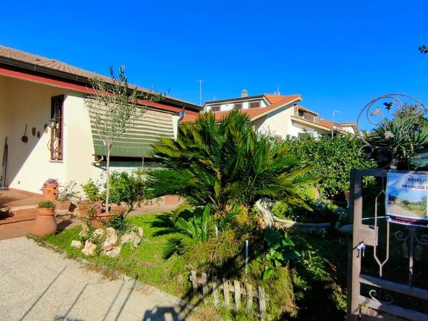 casa indipendente in vendita ad Ardea in zona Lido dei Pini