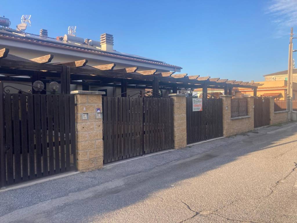 casa indipendente in vendita ad Ardea in zona Marina di Ardea
