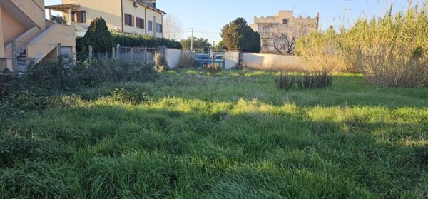 negozio in vendita ad Ardea in zona Marina di Ardea