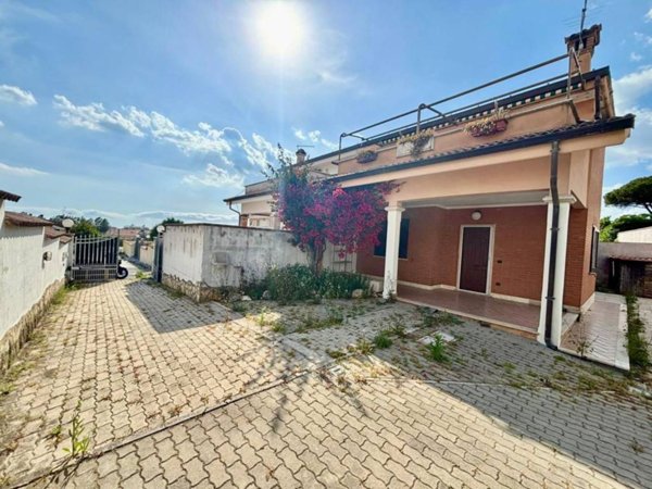 casa indipendente in vendita ad Ardea in zona Marina di Ardea