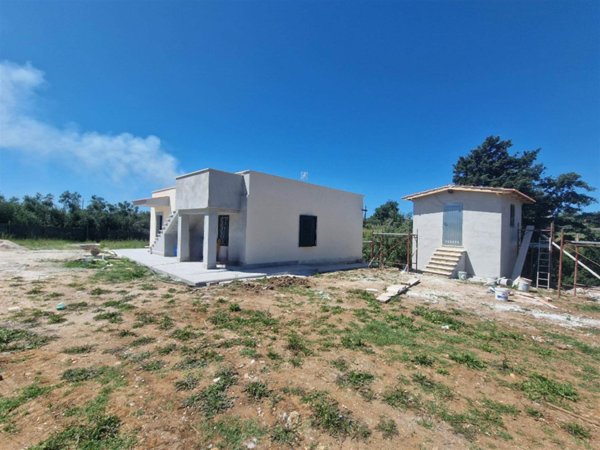 casa indipendente in vendita ad Ardea in zona Castagnetta