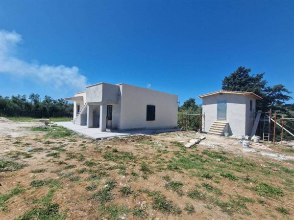 casa indipendente in vendita ad Ardea in zona Castagnetta