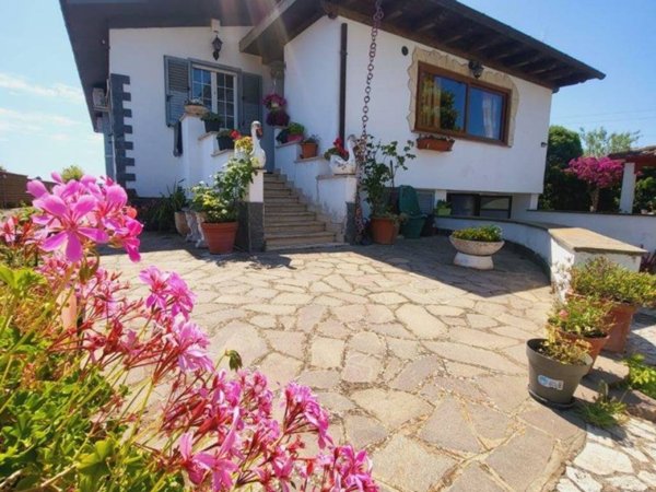 casa indipendente in vendita ad Ardea in zona Castagnetta