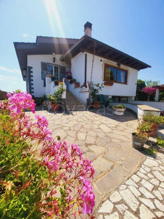 casa indipendente in vendita ad Ardea in zona Montagnano