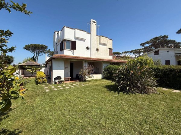 casa indipendente in vendita ad Ardea in zona Lido dei Pini