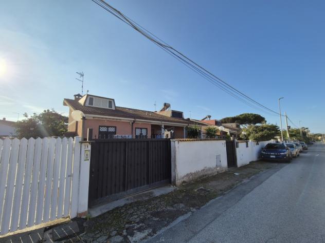 casa indipendente in vendita ad Ardea in zona Lido dei Pini