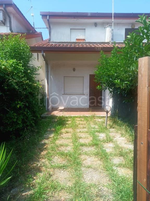 casa indipendente in vendita ad Ardea in zona Marina di Ardea