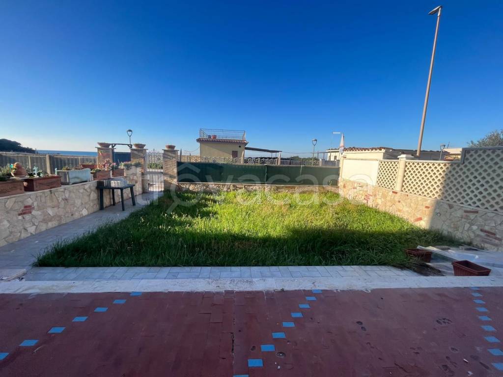 appartamento in vendita ad Ardea in zona Marina di Ardea