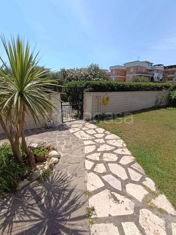 appartamento in vendita ad Ardea in zona Marina di Ardea
